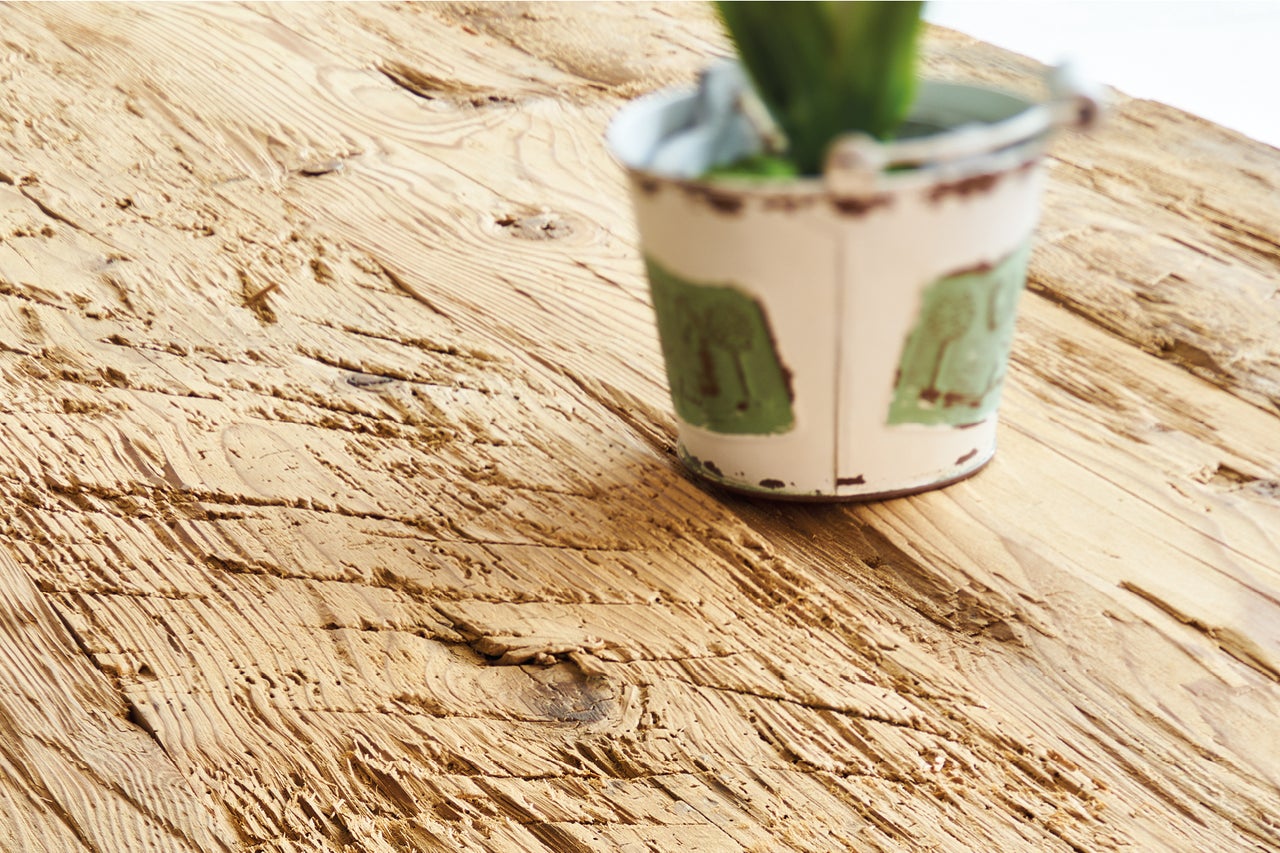 Holztischplatte mit Topfpflanze als Dekoration