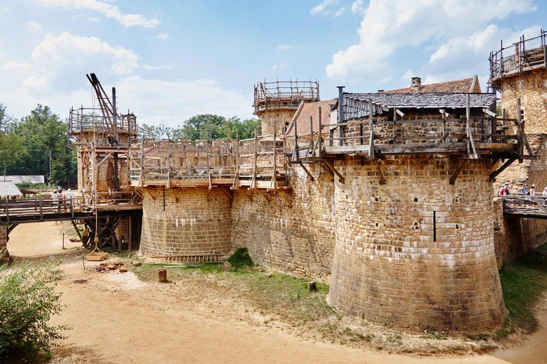 Bau einer mittelalterlichen Burg mit Steinmauern und Holzgerüsten