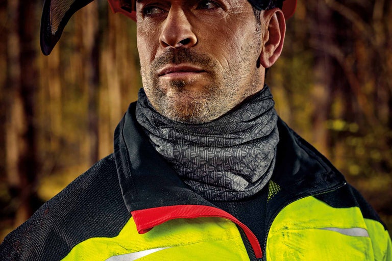 Mann mit Multifunktionstuch und Arbeitsjacke