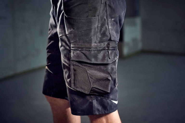 Nahaufnahme von Arbeitsshorts mit mehreren Taschen