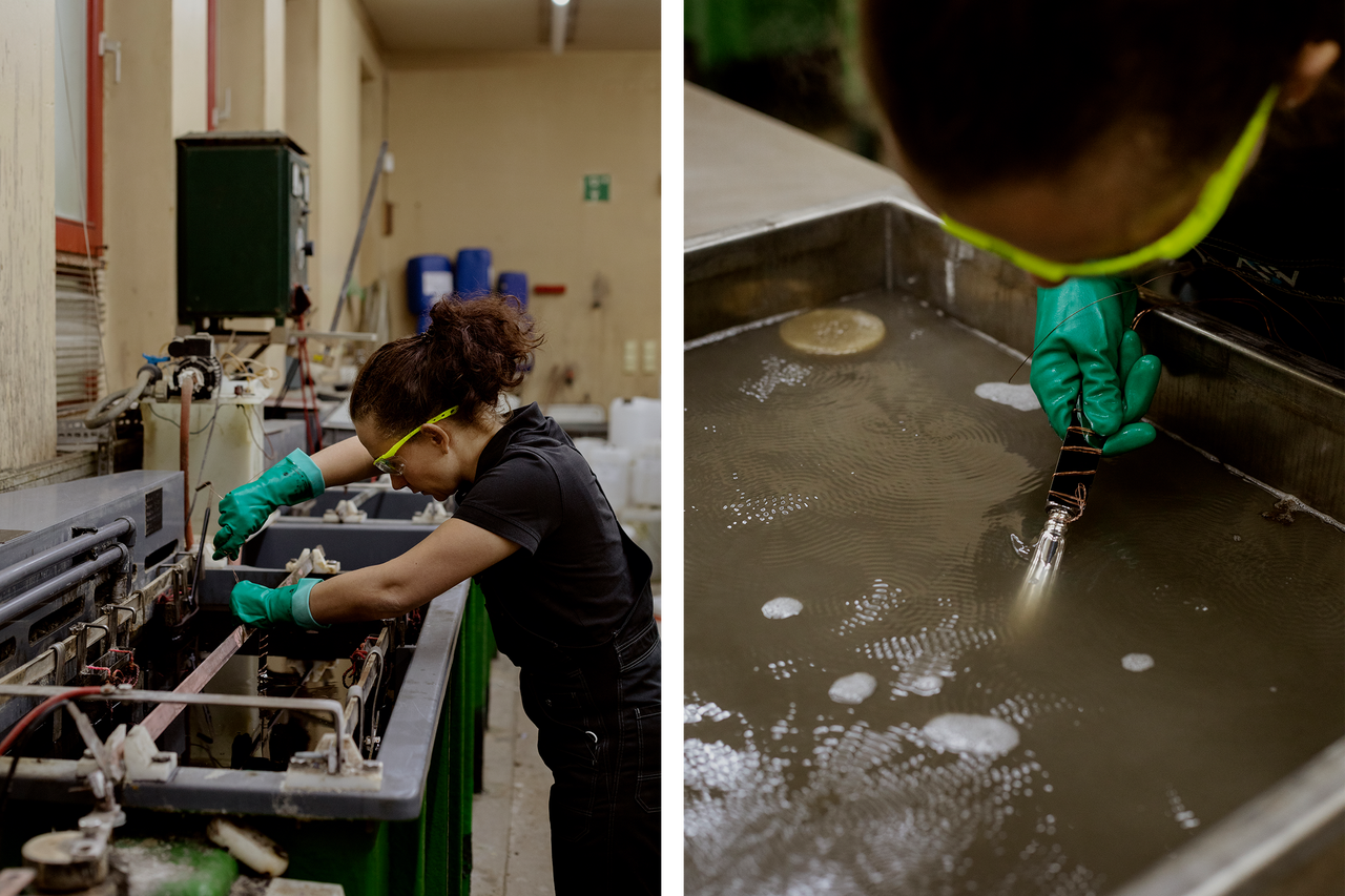 Eine Frau taucht ein Metallobjekt in ein Wasserbad ein.