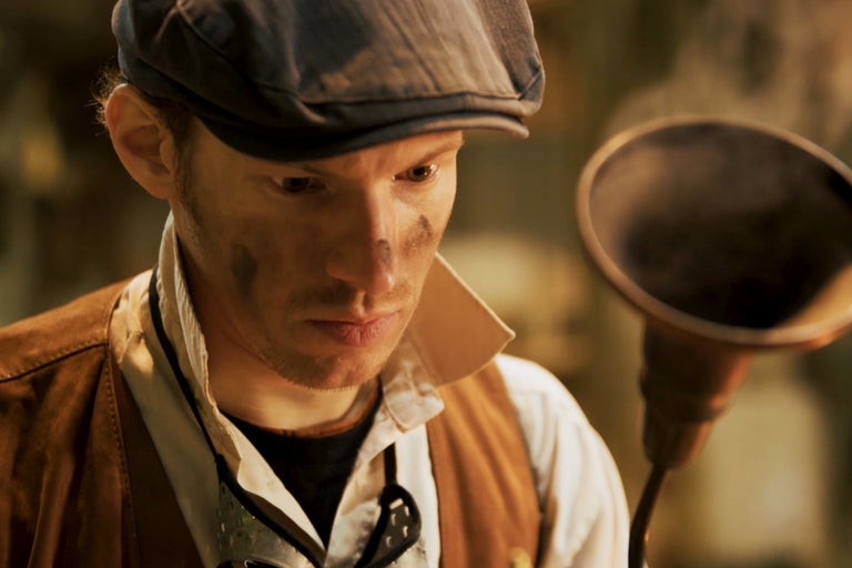 Porträt eines Mannes mit Mütze und Schmutz im Gesicht