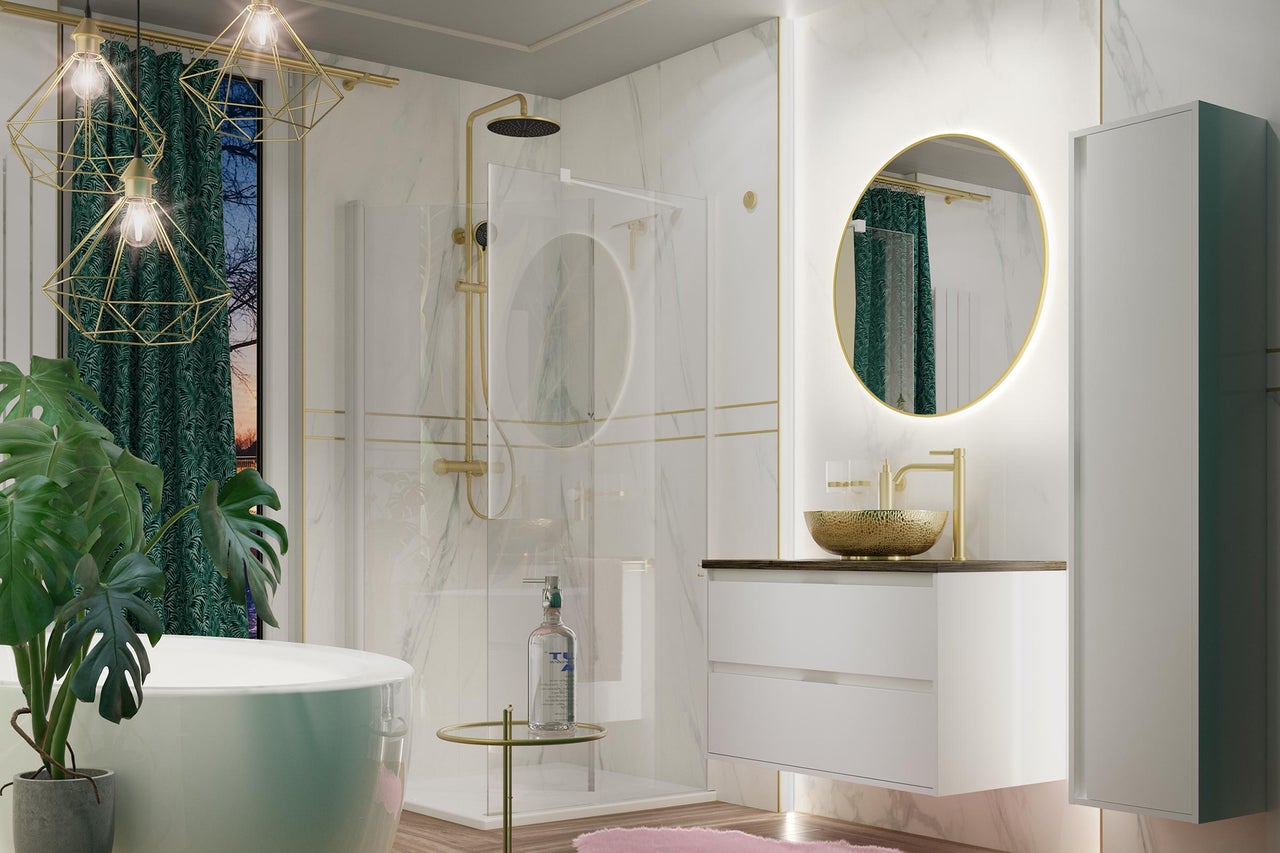 Modernes Badezimmer mit Wänden in Marmoroptik, goldenen Armaturen, begehbarer Dusche, weißem Waschtisch mit goldenem Aufsatzbecken und Rundspiegel.