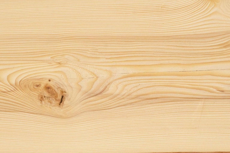 Holzbrett mit Maserung und Ast