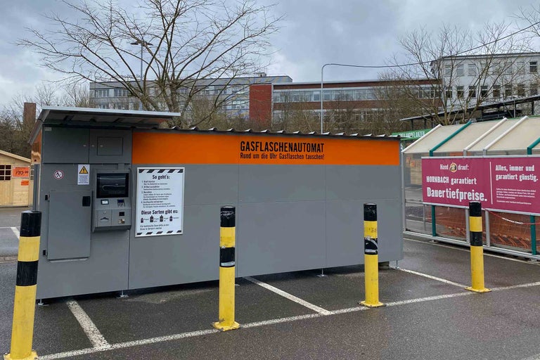 Gasflaschenautomat zur Selbstbedienung auf dem Hornbach Parkplatz