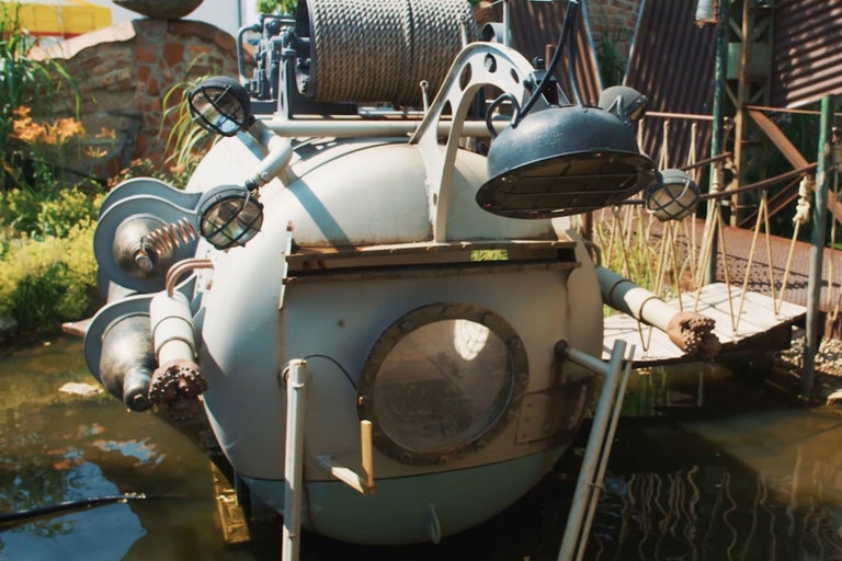 Dekorative Tauchkugel im Wasser mit Lichtern und Bohrern.
