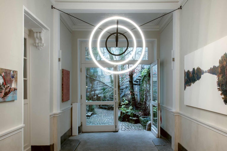 Flur mit runder LED-Hängeleuchte, Blick in einen Garten