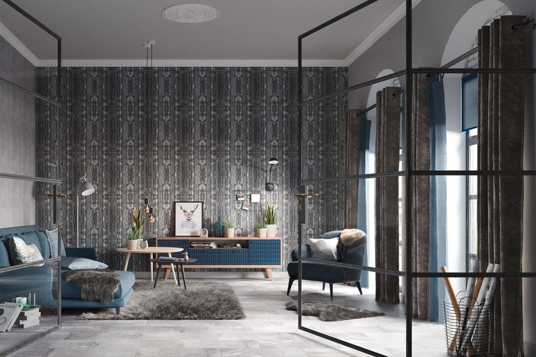 Wohnzimmer mit Sofa, Sessel, Tisch, Teppich und gemusterter Tapete