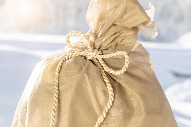 Geschenkverpackung mit Schleife aus Kordel