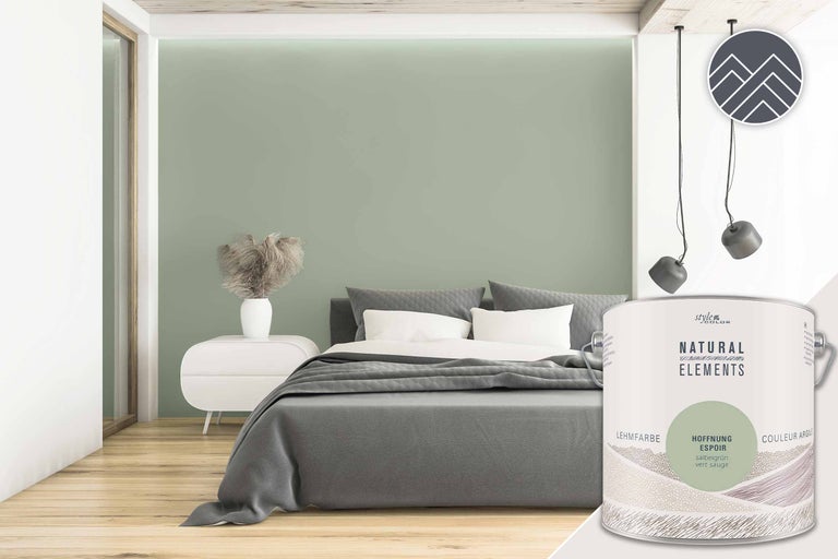 Schlafzimmer mit Lehmfarbe in Salbeigrün und Farbdose