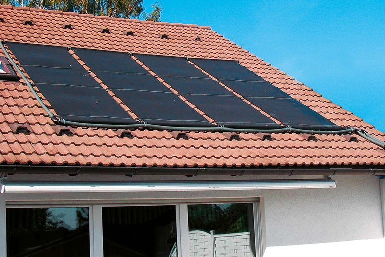 Solaranlage auf einem Hausdach zur Warmwasserbereitung