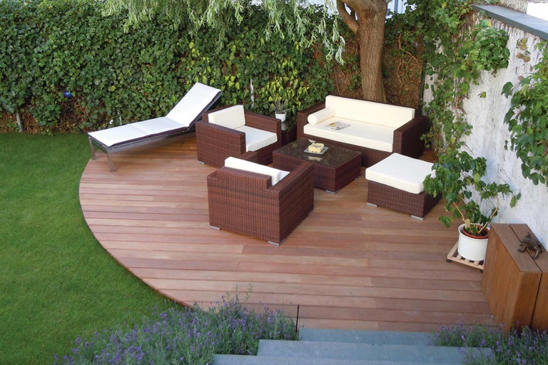Gartenmöbel-Set auf Holzterrasse mit Liege, Sesseln, Sofa, Hocker und Tisch