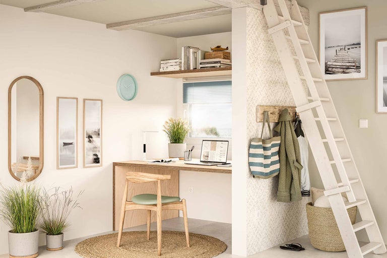 Helles Zimmer mit Holzschreibtisch, Stuhl, Leiter und Dekorationen für einen Arbeitsbereich