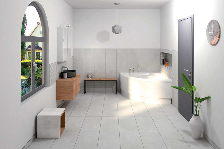 Helles Badezimmer mit Badewanne, Waschtisch und Fenster