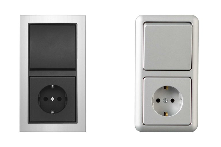 Zwei Schaltersteckdosenkombinationen mit einem Schalter und einer Steckdose
