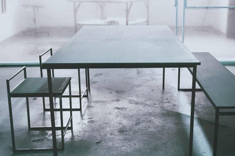 Quadratischer Esstisch mit Stuhl und Bank