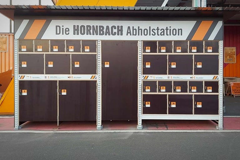 Die Hornbach Abholstation mit mehreren Fächern zur Selbstabholung von Bestellungen.
