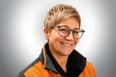 Eine Mitarbeiterin von Hornbach lächelt in die Kamera.