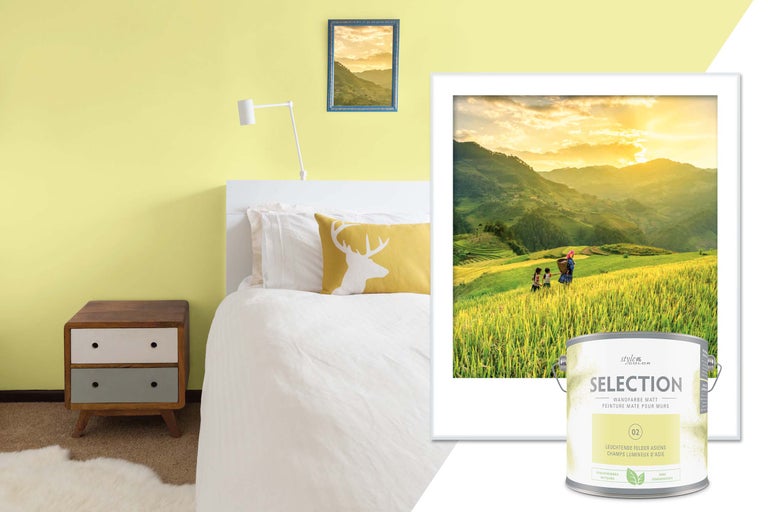 Schlafzimmer mit Wandfarbe, Bett, Nachttisch und Farbdose StyleColor Selection Wandfarbe