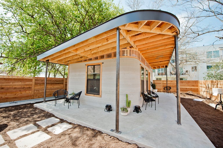 Szene eines modernen 3D-gedruckten Hauses mit Holzveranda und Garten
