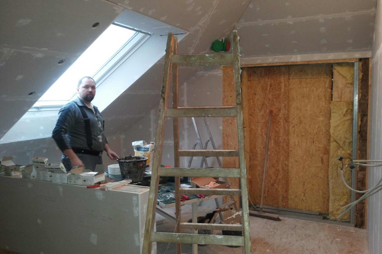 Dachgeschossausbau mit Holzleiter, Dachfenster und Rigipsplatten