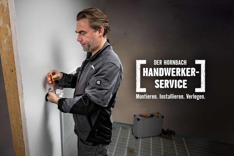 Elektriker montiert Steckdose mit Schraubendreher; Hornbach Handwerkerservice.