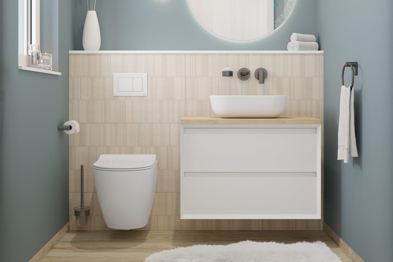 Helles Badezimmer mit Waschtisch, Wand-WC und runden Spiegel