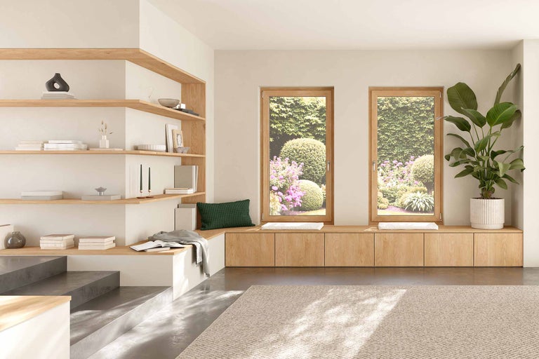 Heller Raum mit Holzregal, Fenstern mit Gartenblick und Teppich