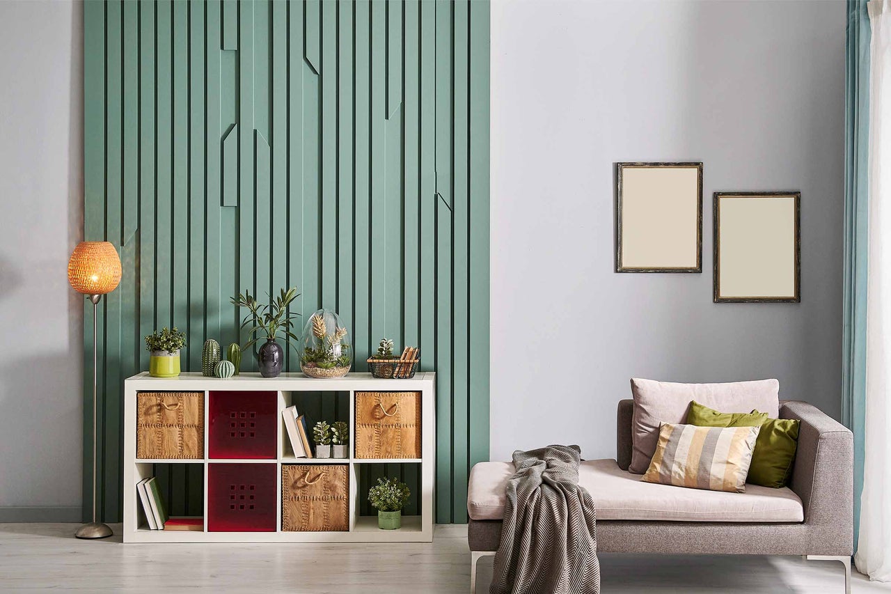 Wohnzimmer mit Regal, Körben, Dekorationen, Sofa und Wandgestaltung