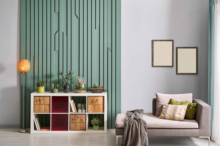 Wohnzimmer mit Regal, Körben, Dekorationen, Sofa und Wandgestaltung