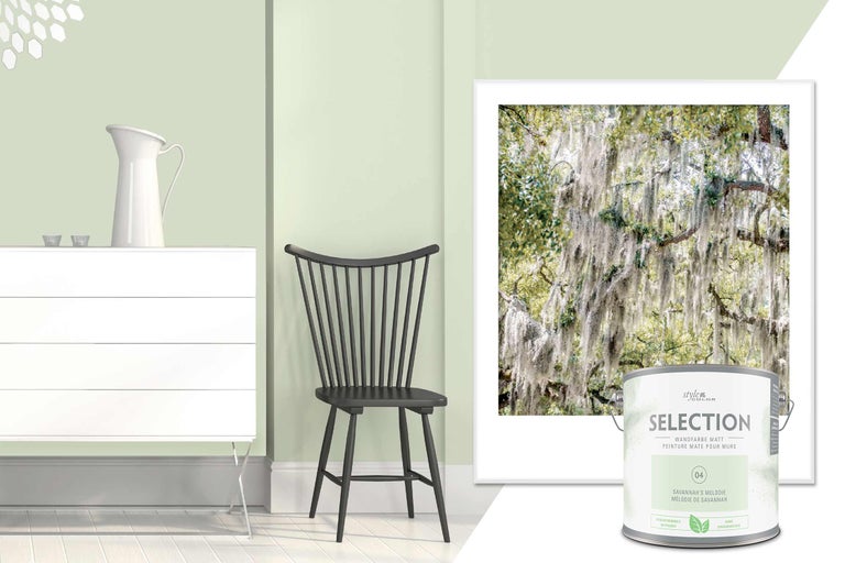 Wohnraumszene mit Style Color Selection Wandfarbe, Farbton Savannahs Melodie, Kommode, Stuhl und gerahmtem Bild