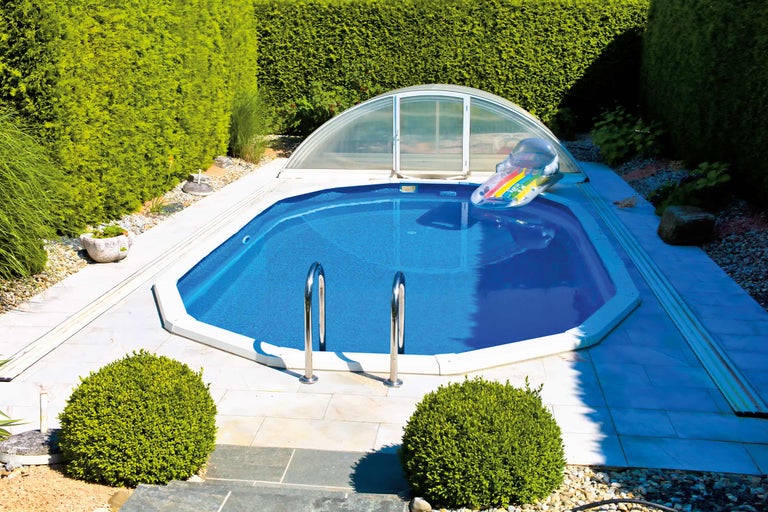 Schwimmbecken mit Poolüberdachung und Leiter im Garten