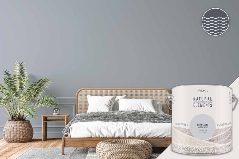 Heller, freundlicher Schlafraum mit Wandfarbe und Farbdose im Vordergrund