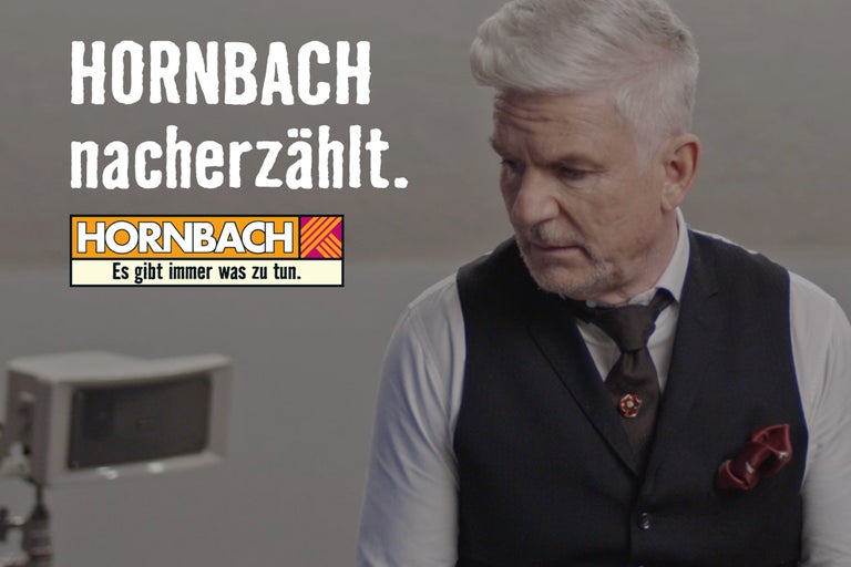 Hornbach erzählt. Mann mit Weste und Krawatte.