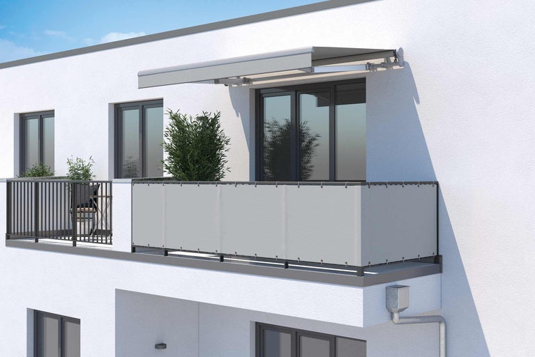 Außenansicht eines Hauses mit Balkon, Balkonverkleidung und Markise