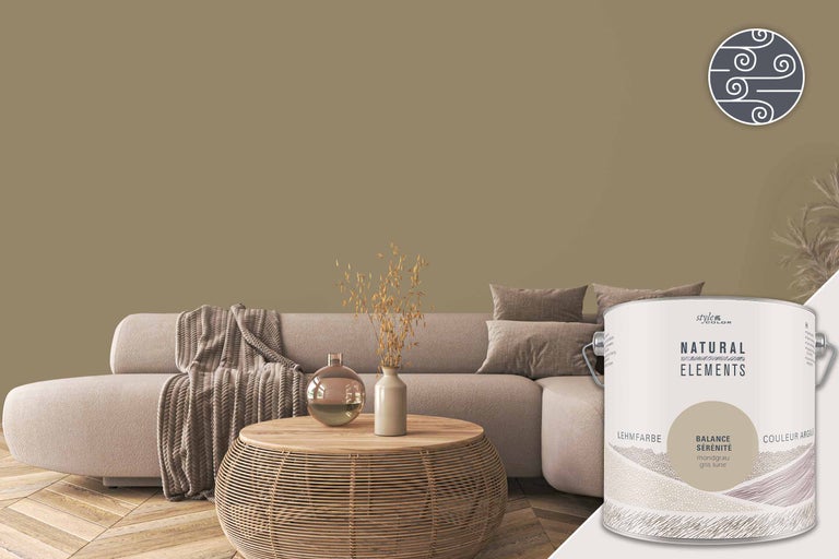 Wohnzimmer mit Lehmfarbe in Mondgrau und Farbdose
