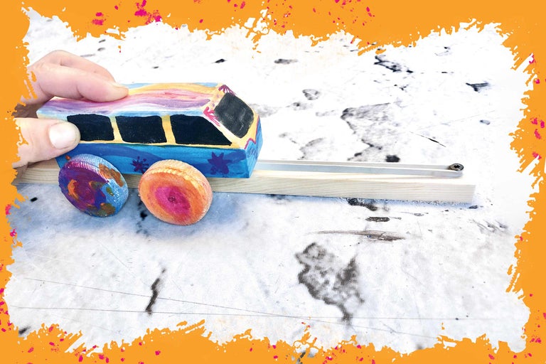 Bemaltes Holzspielzeugauto mit Rädern und Achse