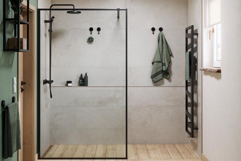 Modernes Badezimmer mit Dusche, Handtüchern, Handtuchwärmer und Regalen