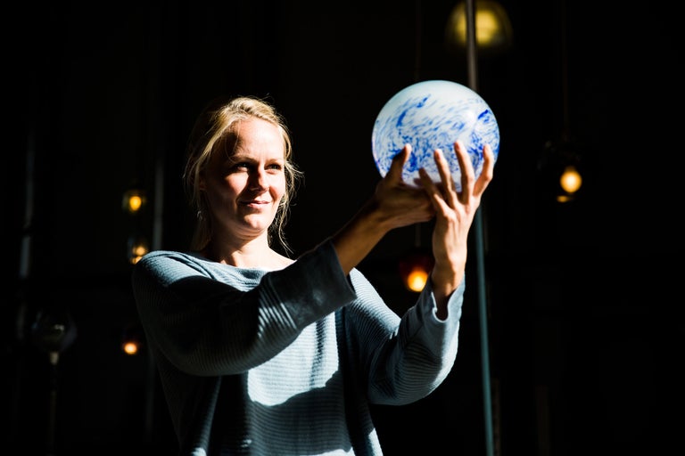 Frau hält dekorative Glaskugel