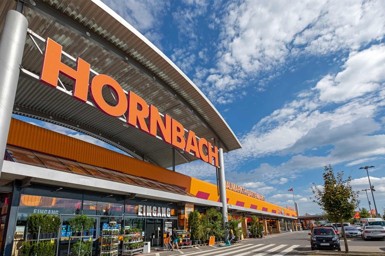 Hornbach Baumarkt Fassade mit Eingangsbereich und Parkplatz