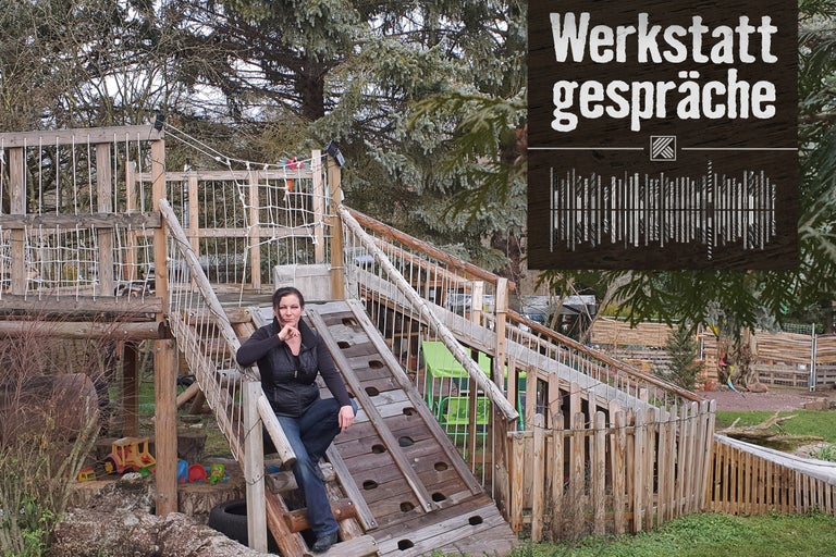 Werkstattgespräche Logo vor einer Spielanlage im Freien.