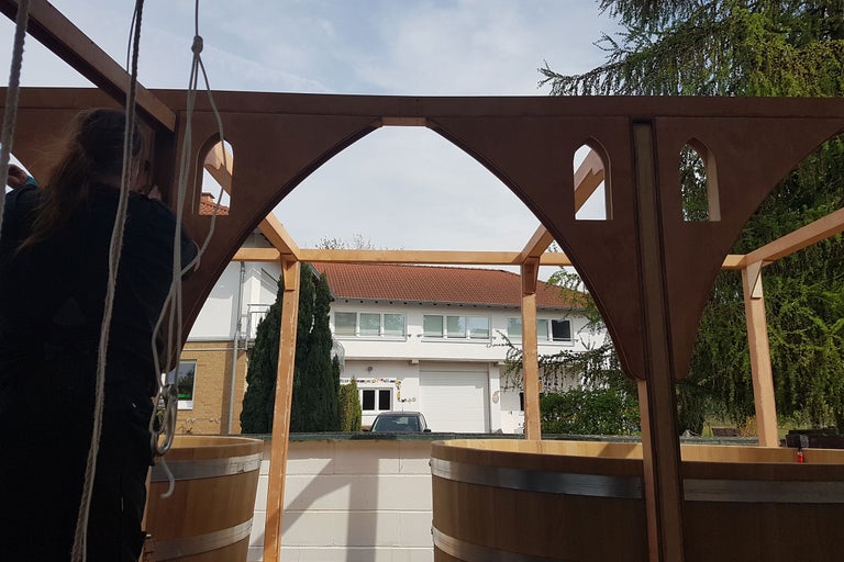 Im Bau: Holzkonstruktion mit Wannen für ein Gartenprojekt