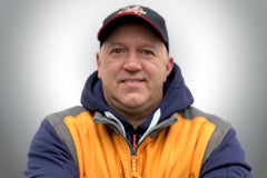 Porträt eines Mannes mit einer Mütze und einer Jacke