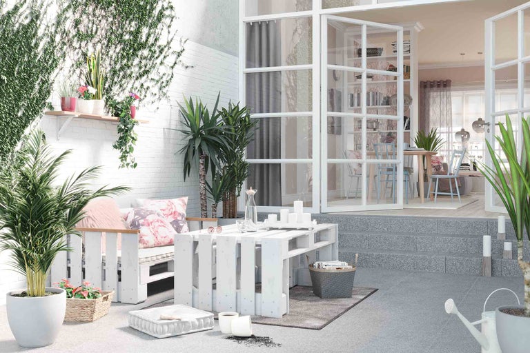 Terrasse mit Palettenmöbeln, Pflanzen und Dekorationen für eine gemütliche Atmosphäre