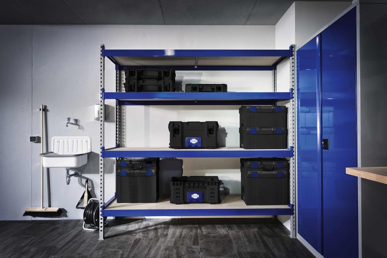 Werkraum mit blauem Regalsystem und Sortimentskästen
