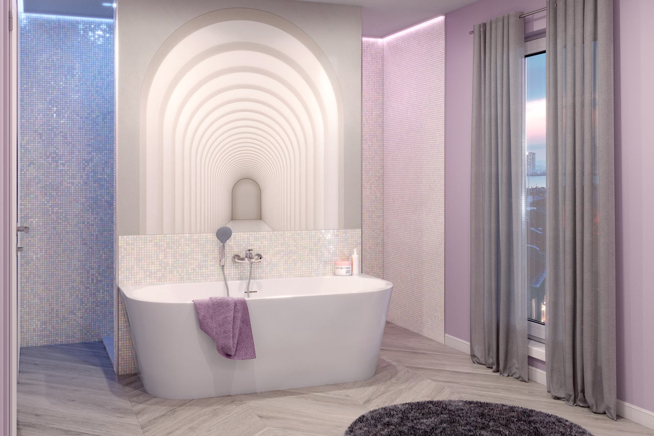 Helles Badezimmer mit freistehender Badewanne, Mosaikfliesen und dekorativer Wandgestaltung
