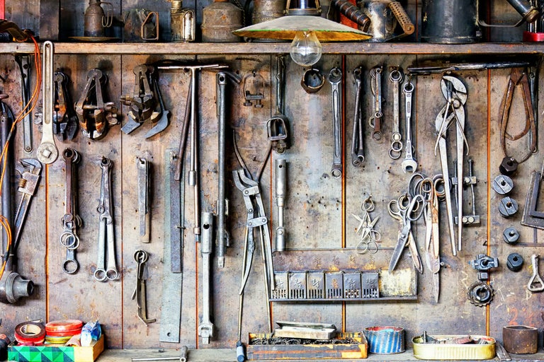 Werkstattwand mit diversen Werkzeugen und Utensilien.