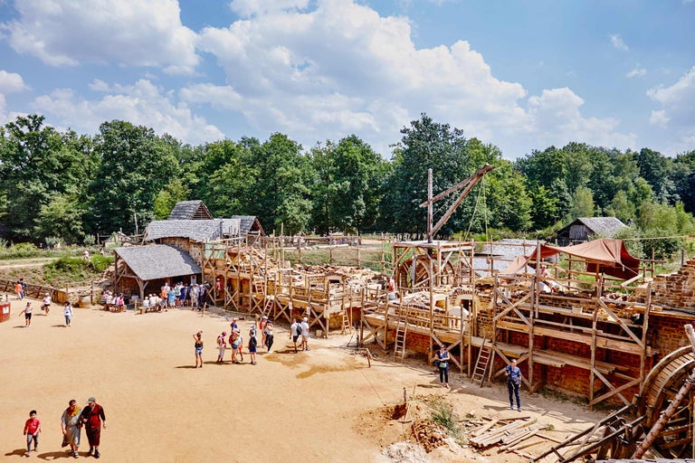 Baustelle mit Holzkran und vielen Besuchern
