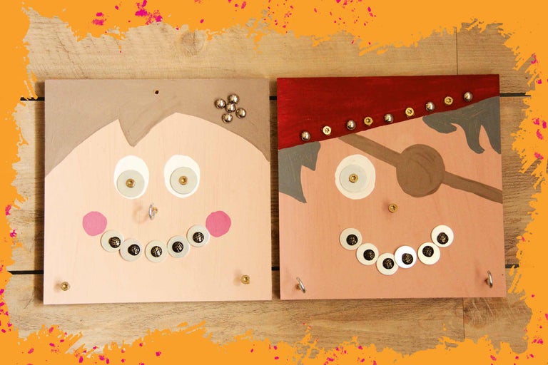 Zwei Kindergarderoben mit Motiven eines Kindes und eines Piraten