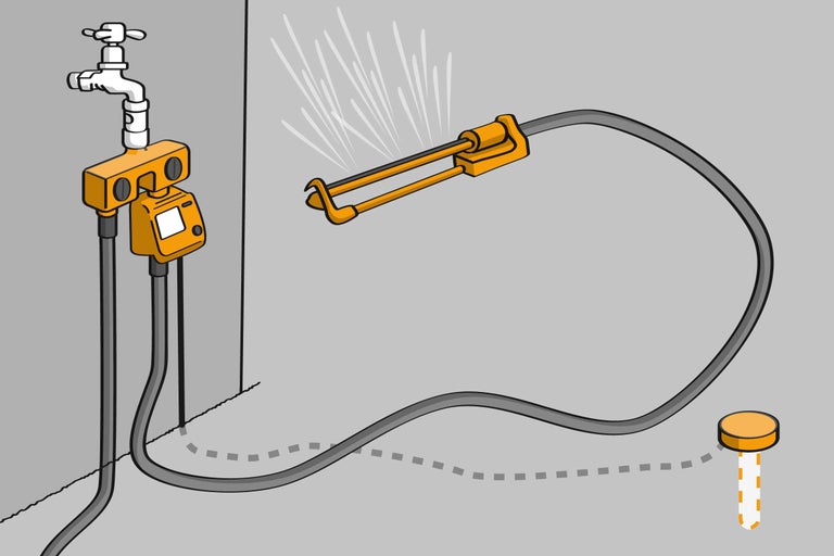 Gartenszene mit Wasserhahn, Bewässerungscomputer, Gartenschlauch und Rasensprenger. Vom Wasserhahn geht eine gestrichelte Linie zum Rasensprenger und ein Gartenschlauch nach oben, aus dem Wasser kommt.